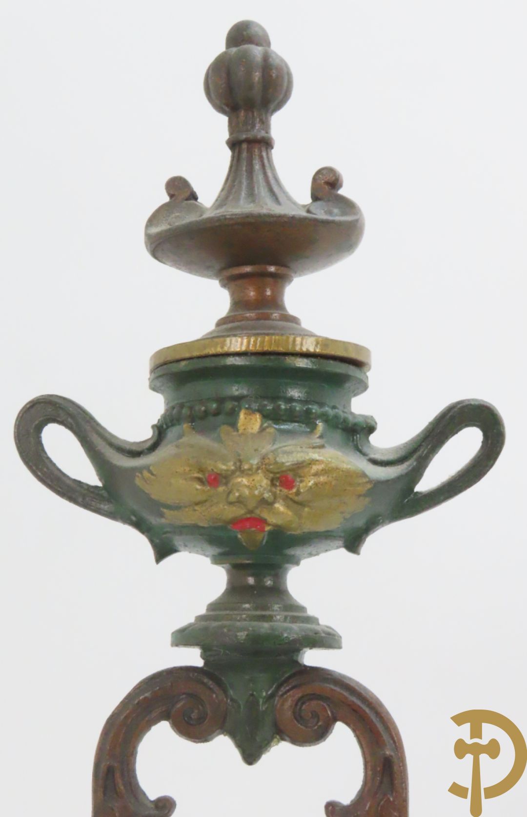 Driedelige kunstbronzen garnituur bestaande uit pendule met paar schakende edelheren, bezet met kariatiden - geflankeerd door paar driearmige kandelaars gehouden door 2 edelheren