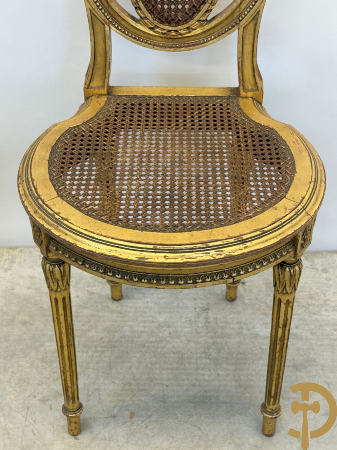 Ovale vergulde salontafel met Louis XVI motieven op gecanneleerde poten - met marmeren blad + 2 vergulde Louis XVI stoelen