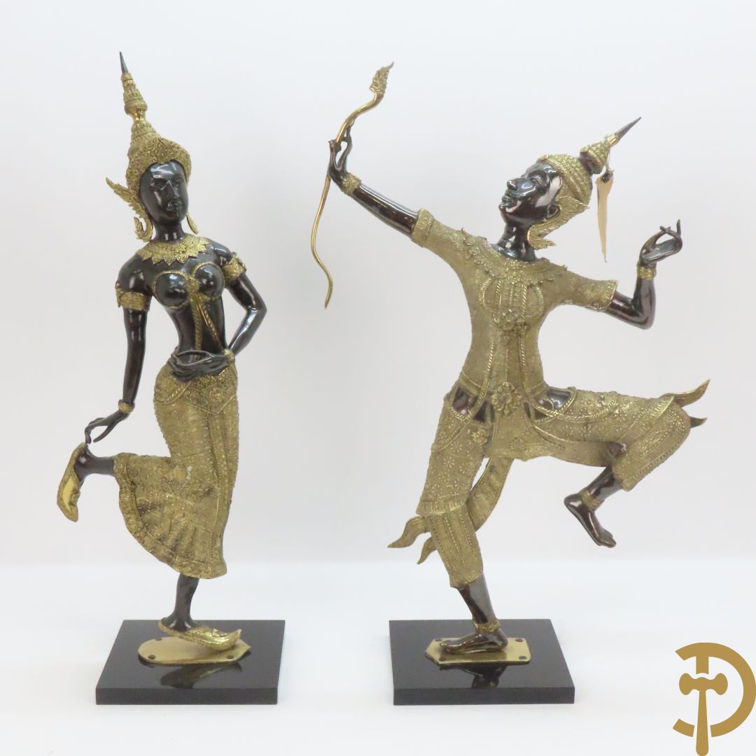 Twee staande koperen boedhistische figuren