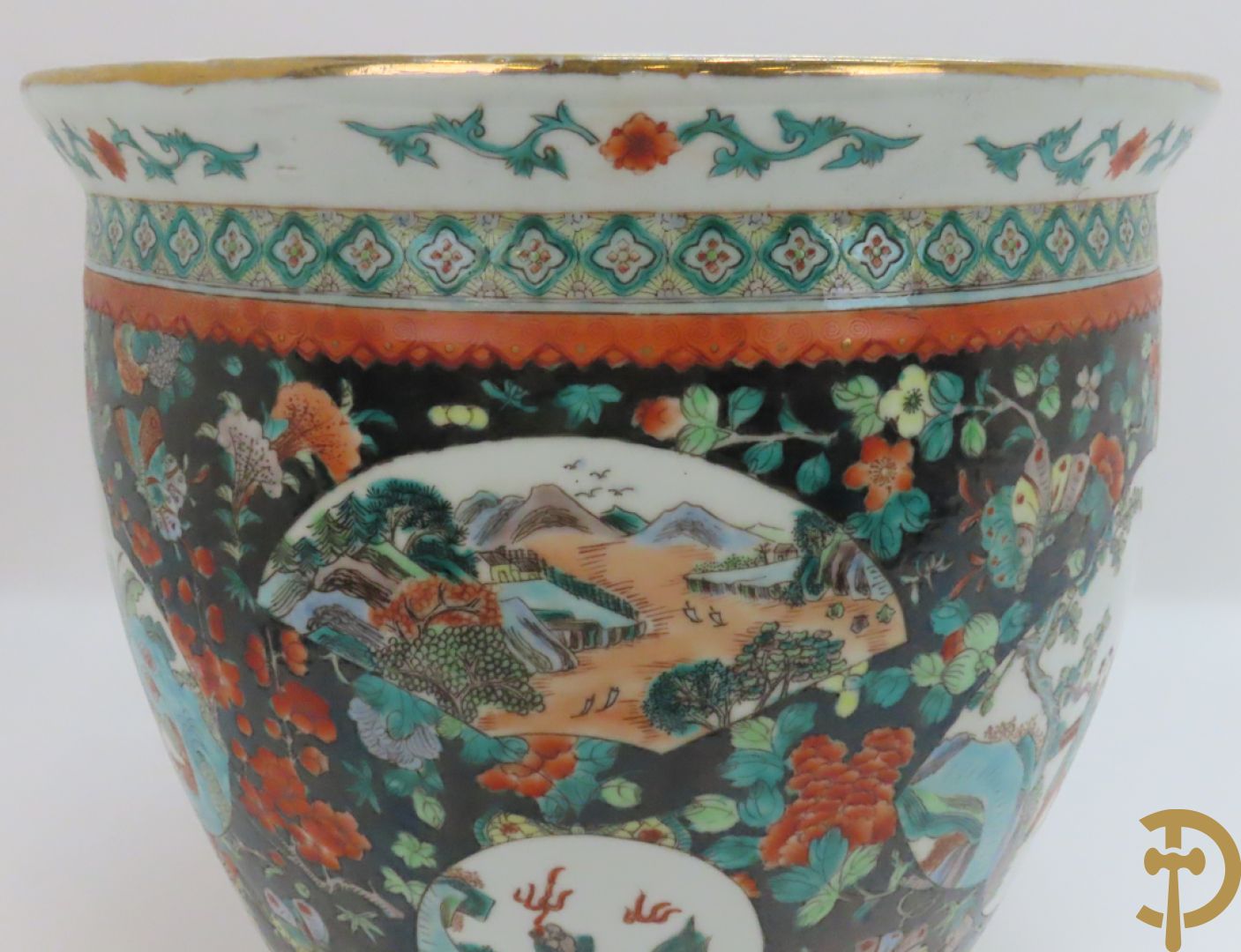 Chinese porseleinen cachepot met geanimeerd decor op zwarte fond met bloemen
