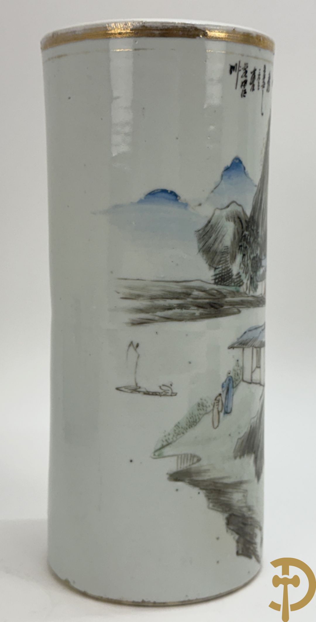 Paar Chinese porseleinen rolvaasjes met landschapsdecor