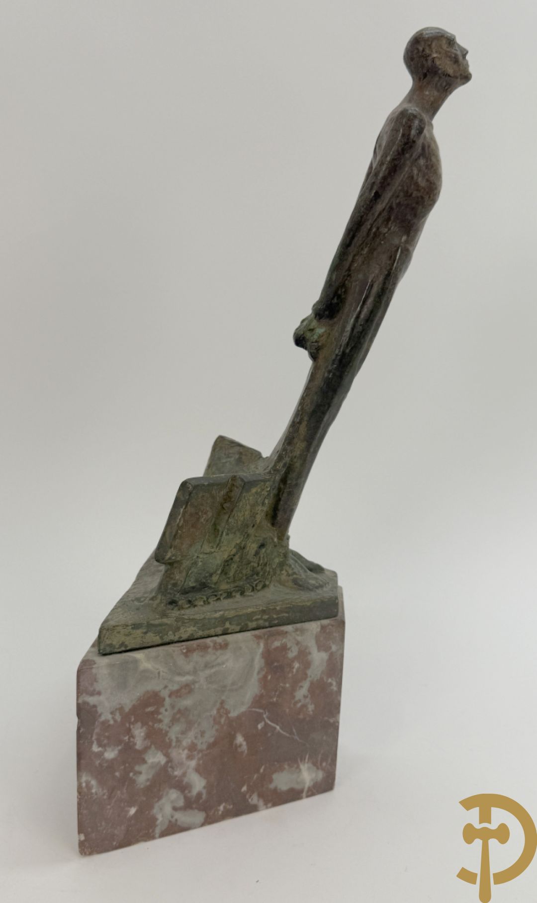 VAN CuL...(?) onleesbaar getekend achteraan Bronzen boegbeeld W.O. II Duits met tekens op marmeren sokkel