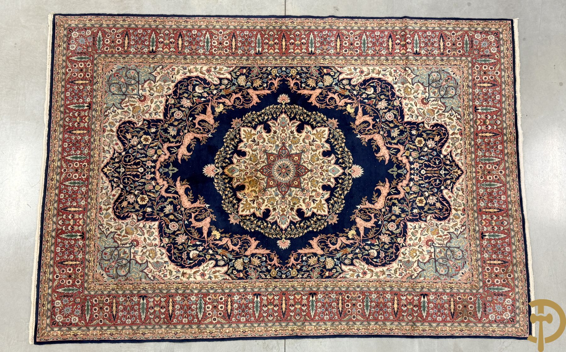 Oosters handgeknoopt tapijt met blauwe fond en bloemenmotieven