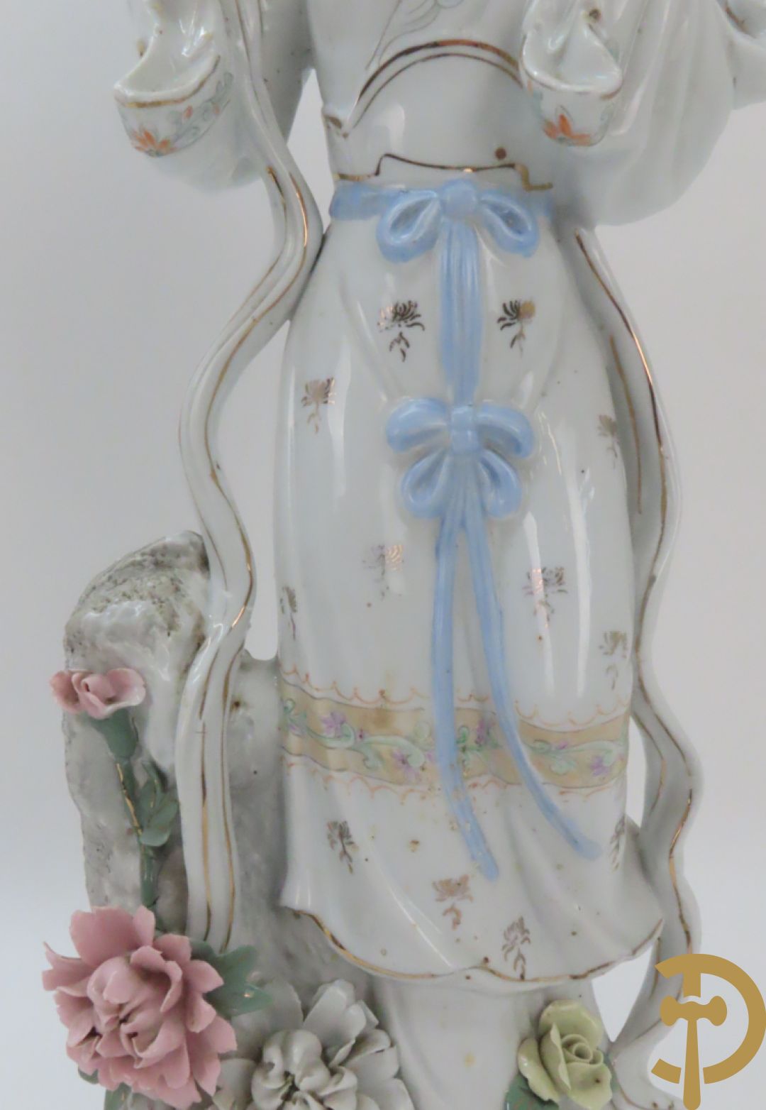 Chinese porseleinen geisha dame tussen de bloemen