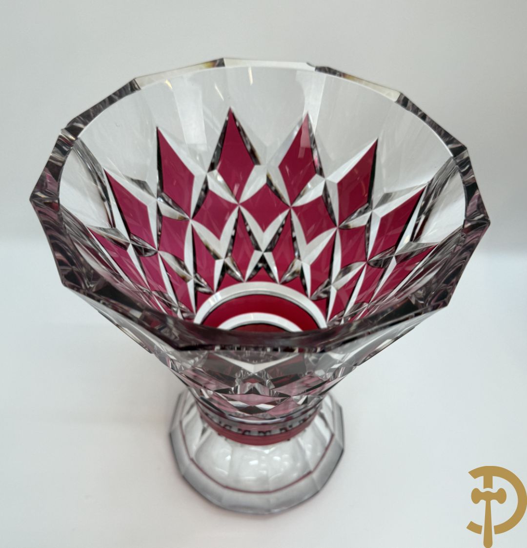 Gekleurde bolvormige kristallen handgeslepen Val-Saint-Lambert vaas, gemerkt 1197 + groene krsitallen Val-Saint-Lambert vaas + rode geslepen Val-Saint-Lambert vaas