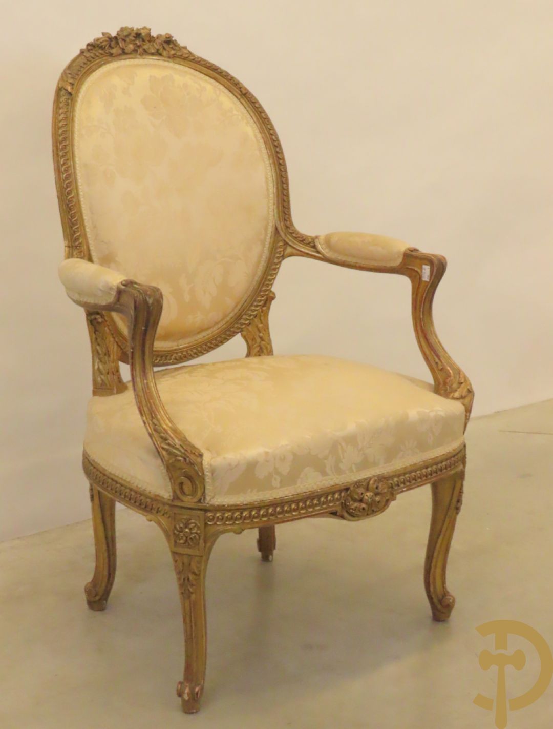 Vergulde armzetel met ovale medaillon bezet met bloemendecor, Louis XVI stijl, 19e