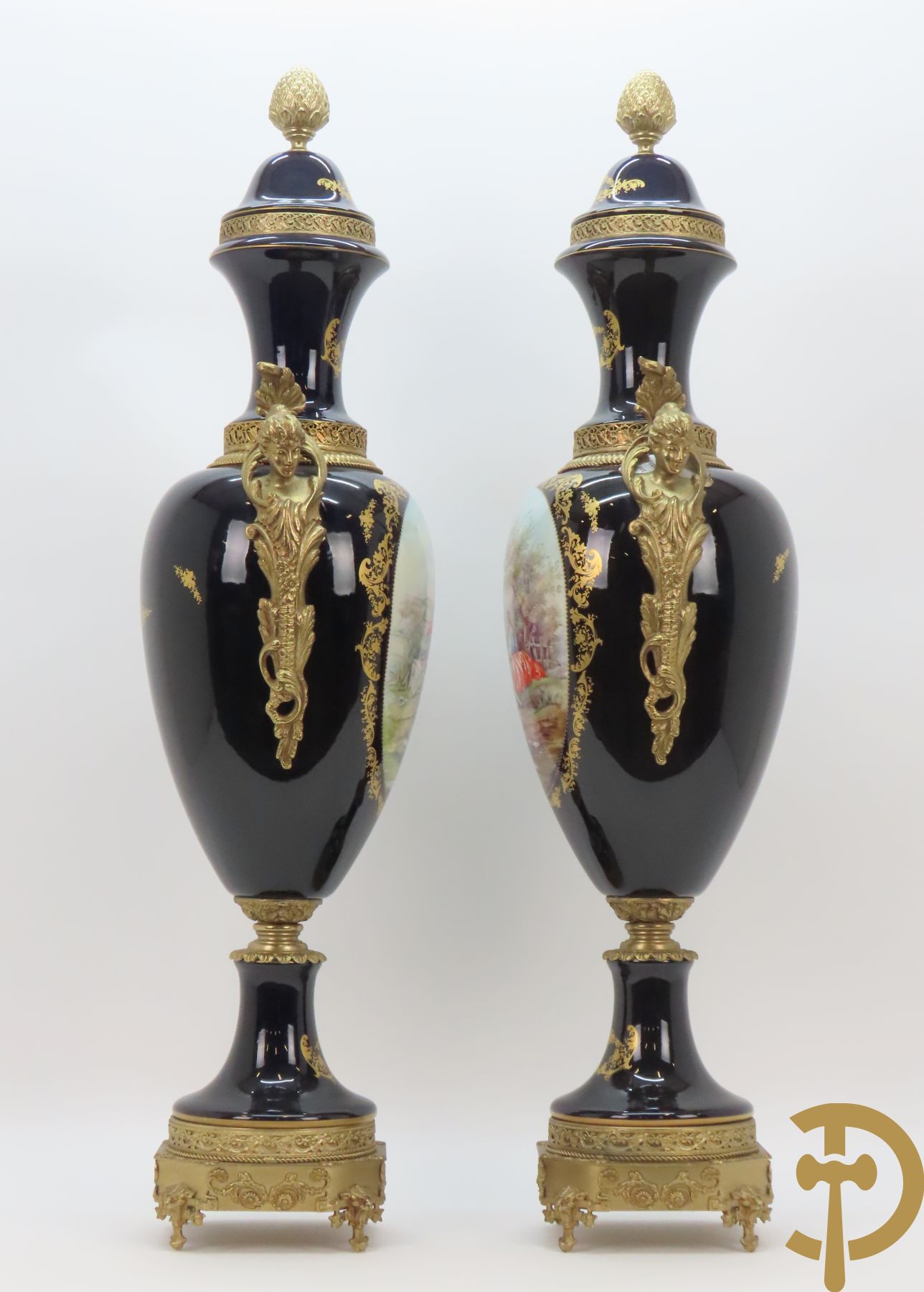 Paar Sèvres stijlvazen met geanimeerd romantisch decor, zijdelings bezet met bronzen medusahoofden, Rouly getekend