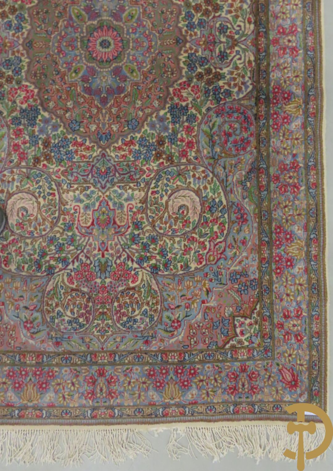 Iranees handgeknoopt tapijt Kirman Lavar met centraal medaillon omgeven door florale motieven