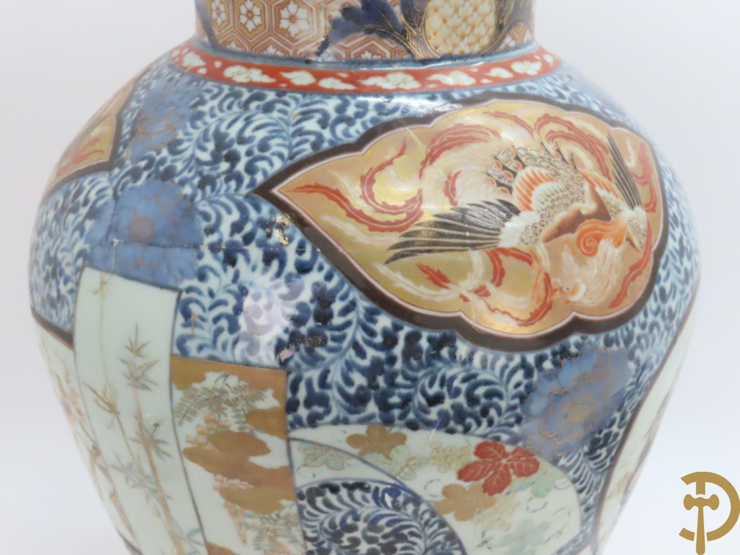 Grote Japanse Imari dekselpotiche bezet met fo hond en natuurtaferelen