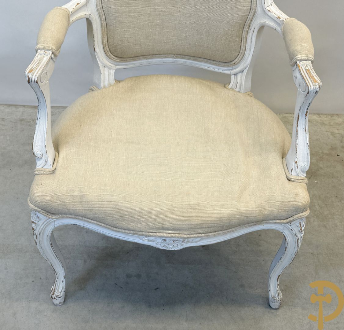 Paar wit gemonochromeerde Louis XV armzetels op voluutvormige poten + 1 andere