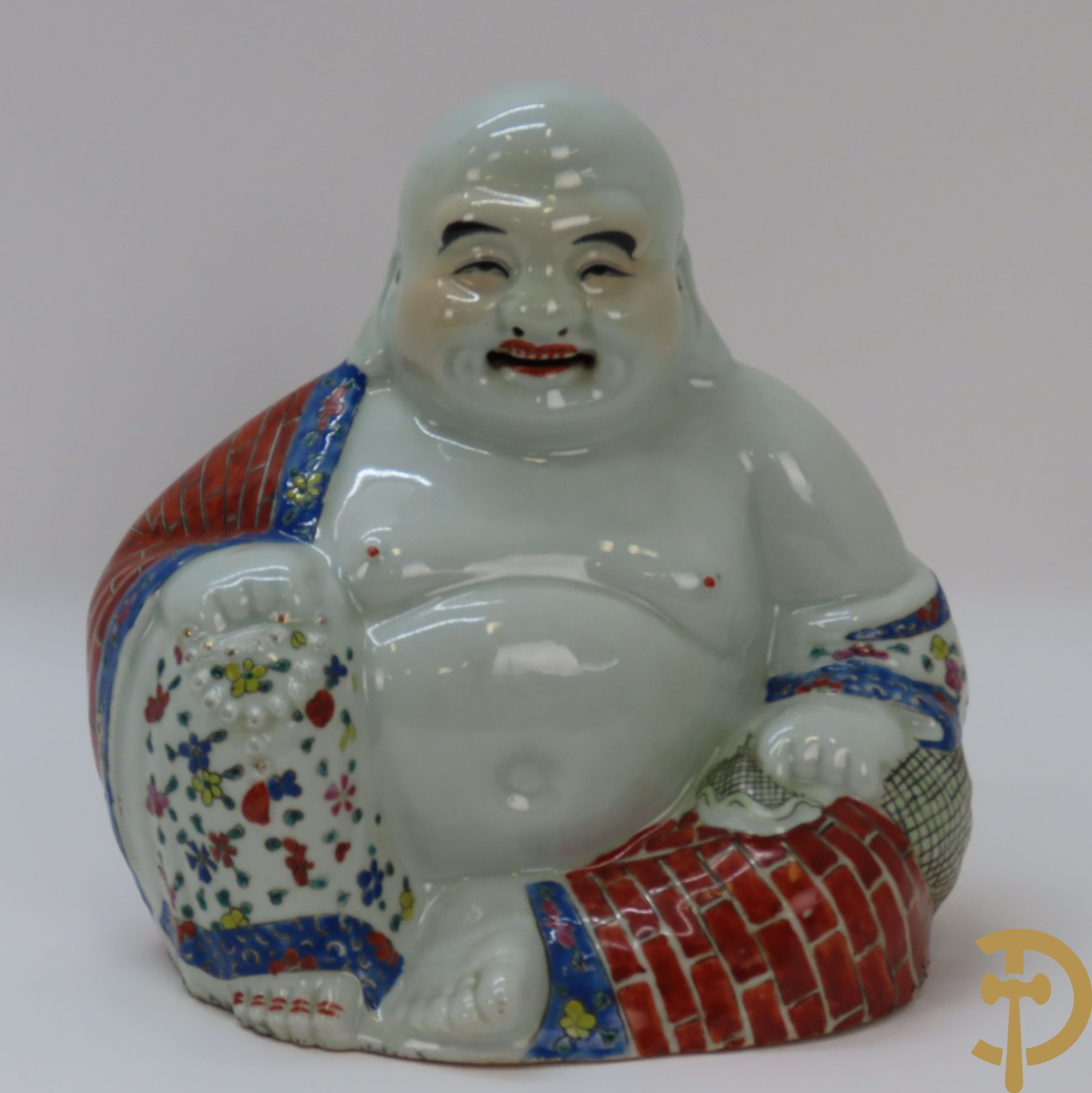 Porseleinen zittende Boeddha met kralen in de hand