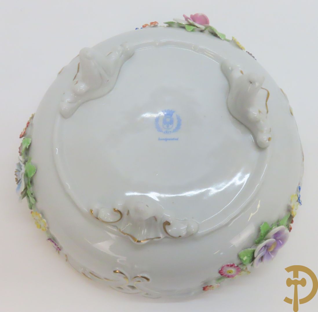 Driearmige porseleinen kandelaar met bloemenmotieven, onderaan gemerkt Plaue + porseleinen coupe Plaue + Limoges schenkkan met bloemendecor