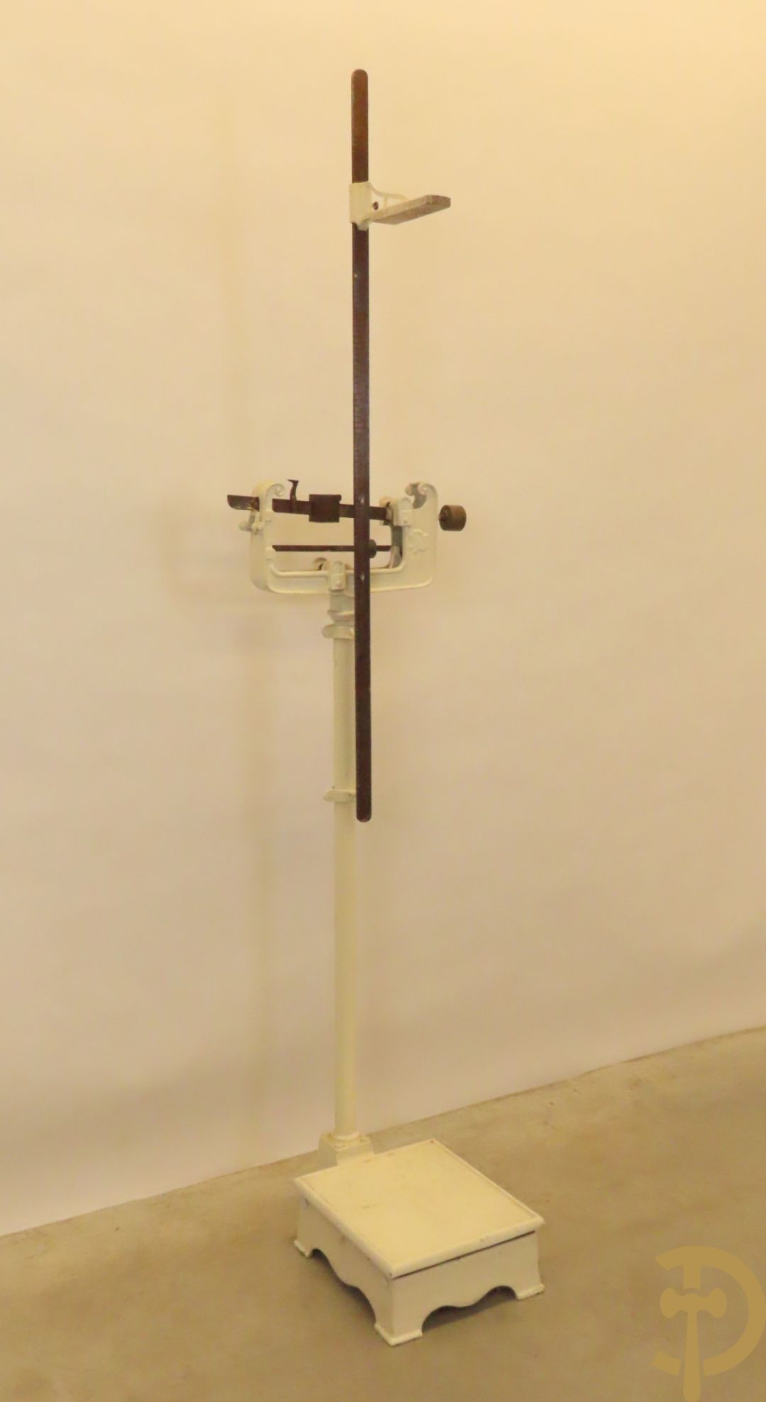 Oude metalen doktersweegschaal met meetlat