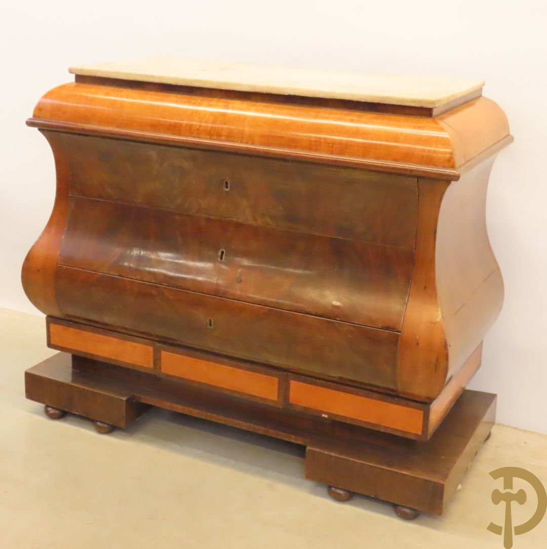 Antieke gegalbeerde commode van mahonie met 4 lades, 2 de kwart 19e