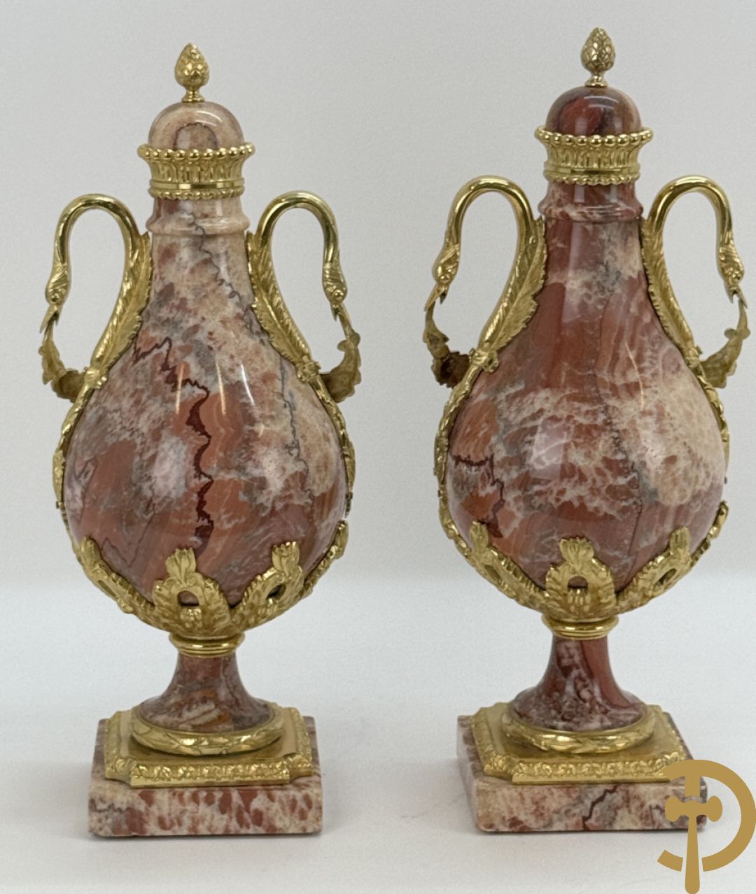 Paar marmeren cassolettes met zwanehalzen en guirlandes