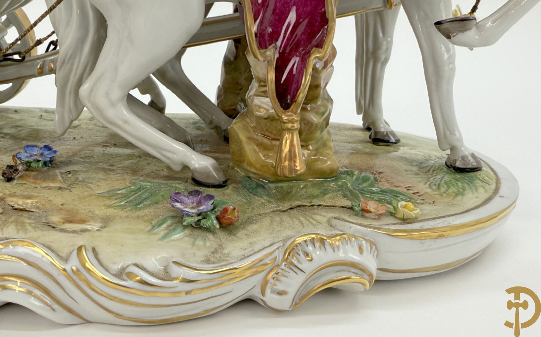 Porseleinen meerkleurige groep met koets, edeldame, lakei, ruiter en 2 paarden