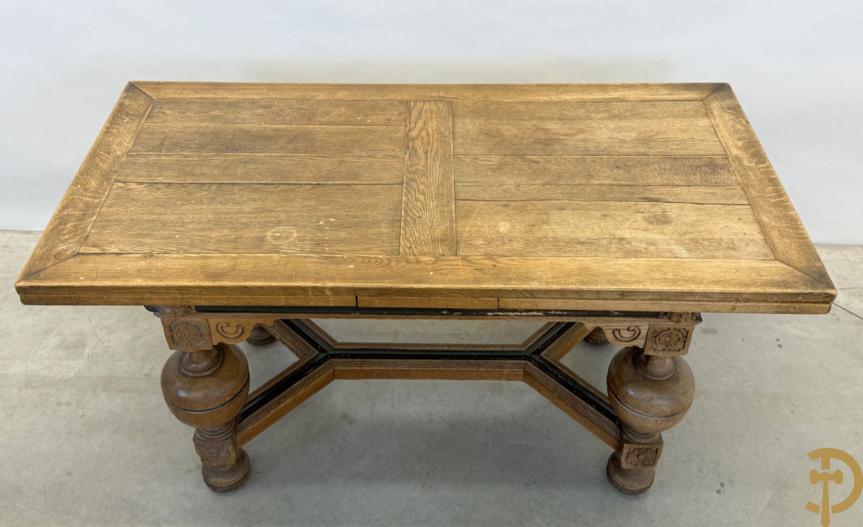 Eiken Neo Renaissance bolpoottafel bezet met rosassen en gesculpteerde kinderkopjes