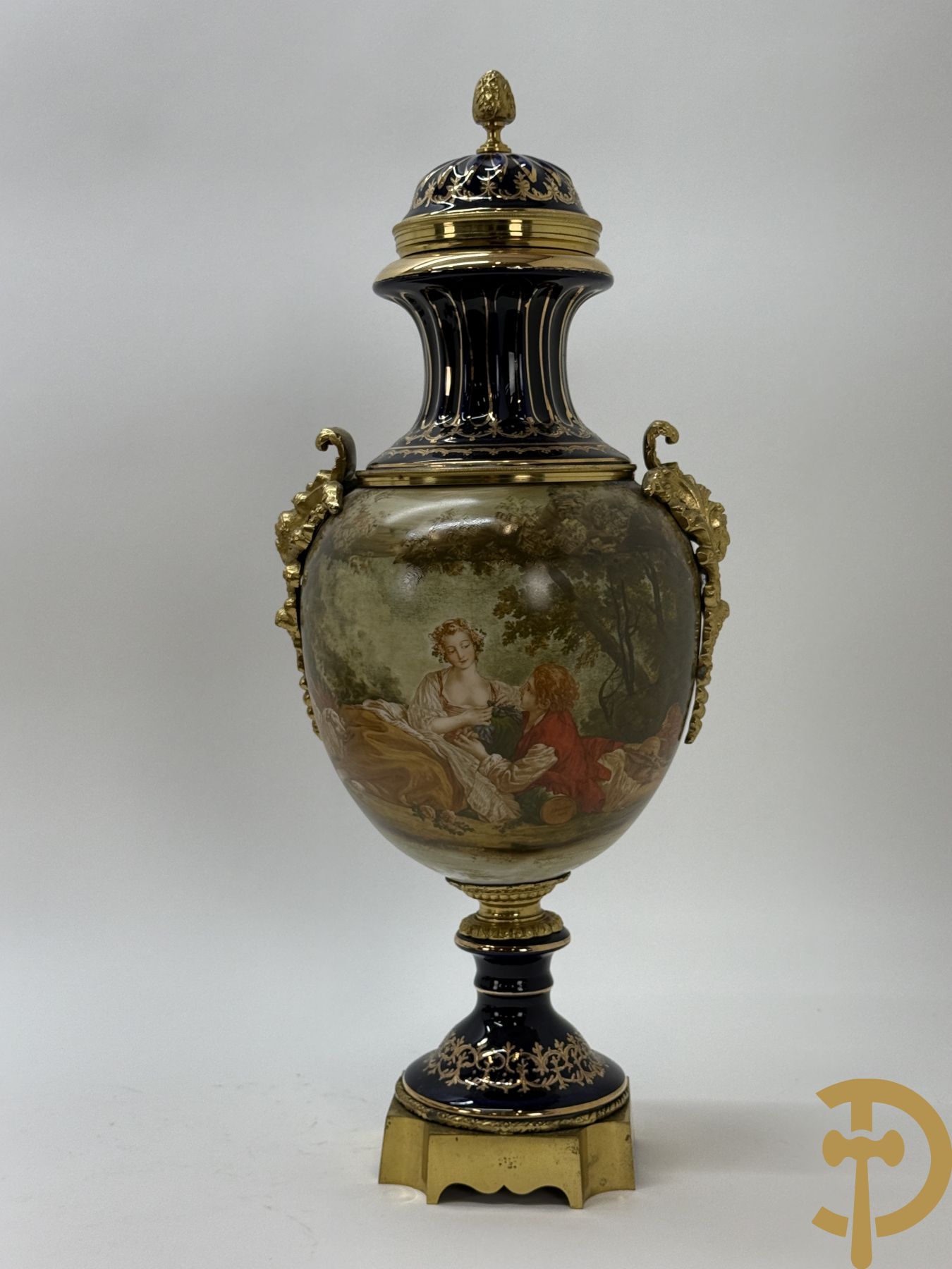 Paar Sèvres stijl vazen met bedrukt geanimeerd decor, naar Boucher