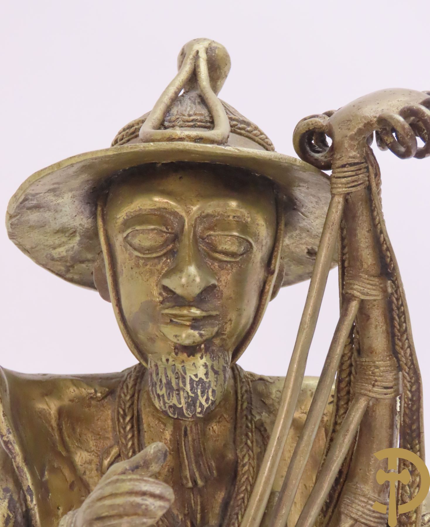 Balinese bronssculptuur van zittende man met snaarinstrument