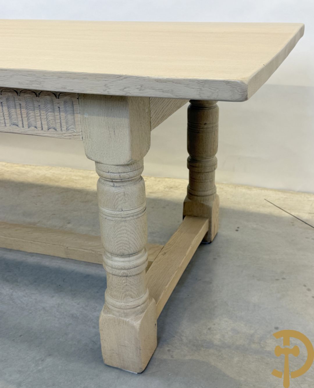 Eiken geceruseerde lange tafel met zijdelingse cannelures op ballusterpoten