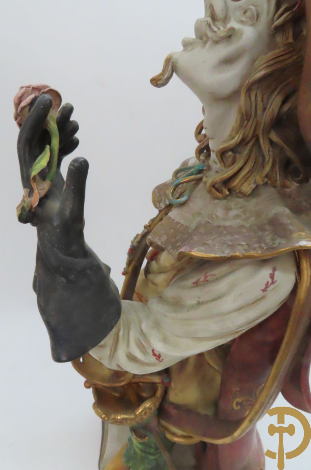 Twee Italiaanse beelden in meerkleurige faience, Cirano de Bergerac