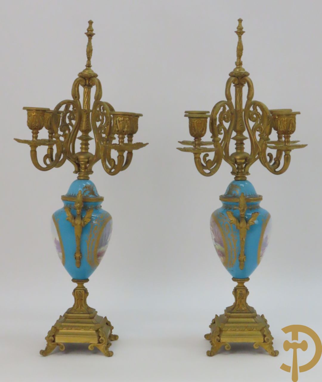 Paar Sèvres cassolettes met handbeschilderd romantisch decor van dame met cupido en landschapsdecor - met vergulde bronzen vierarmige kandelaar, Feccotte V. getekend