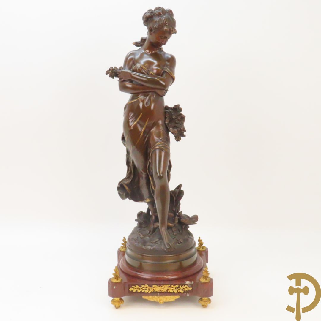 MOREAU Hte. getekend Exposition des Beaux-Arts 1883 'Audin à Marseille, elegante dame met bloemen, bloemenmand en duifjes' bronzen beeld op marmeren sokkel