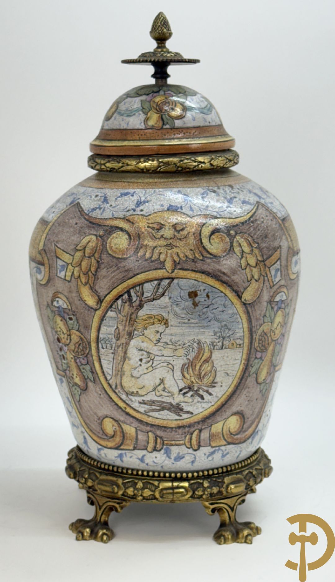 Dekselpotiche met decor van cupido in cartouche en bezet met bronzen ornamenten