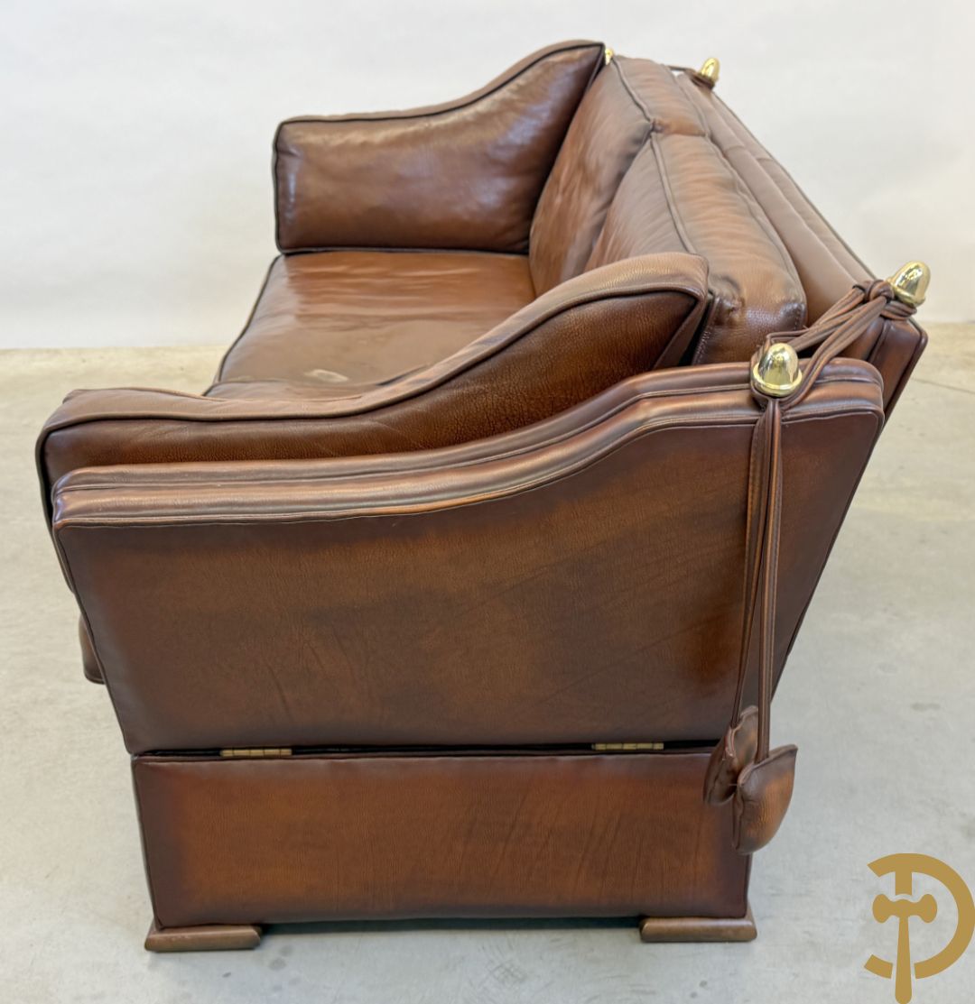 Bruin lederen canapé met kantelbare zijkanten en koperen denappels
