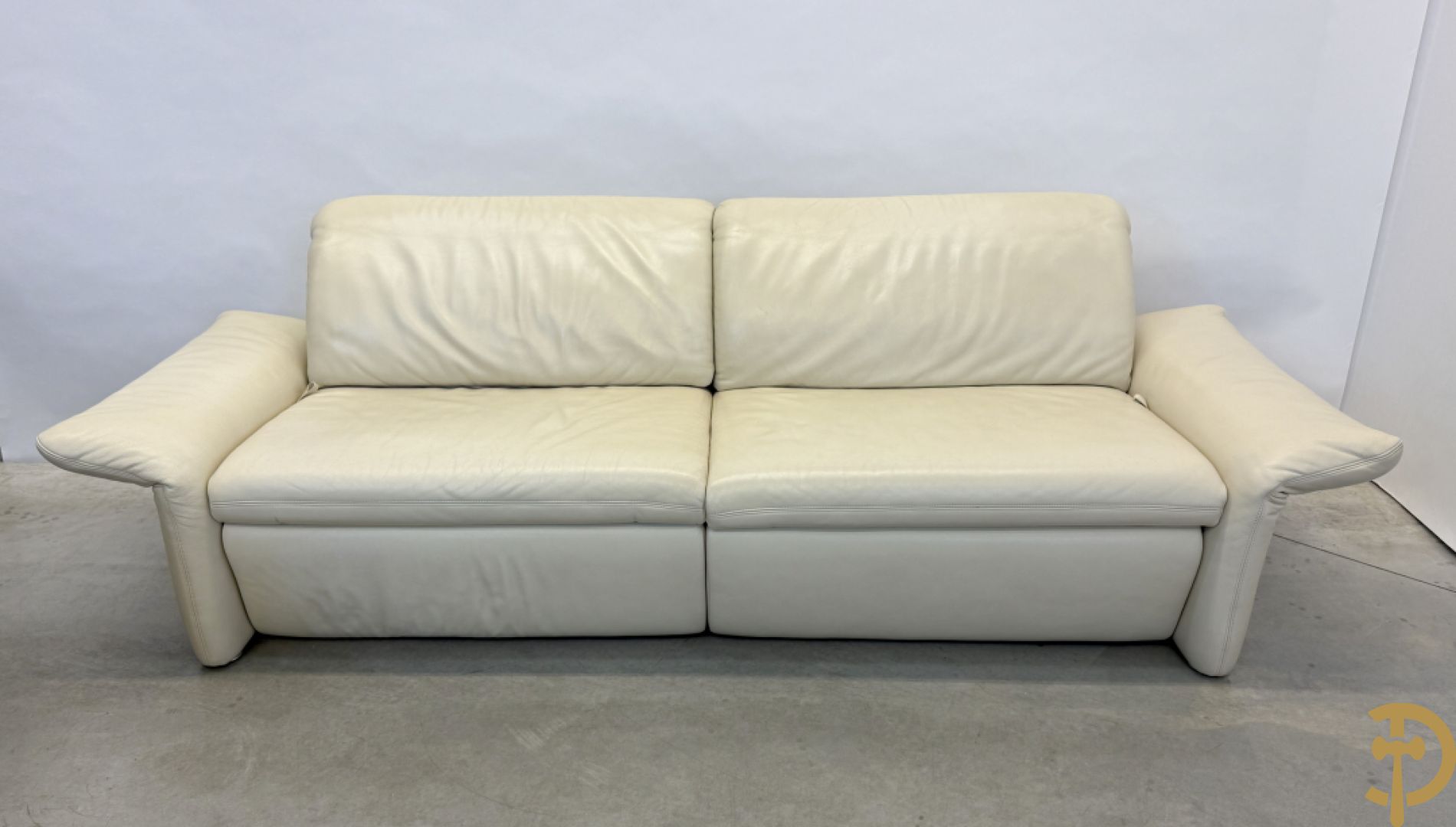 Salonensemble Koinor bestaande uit 3 elementen waarvan groot element met uittrekbaar voeteinde en twee tweezits