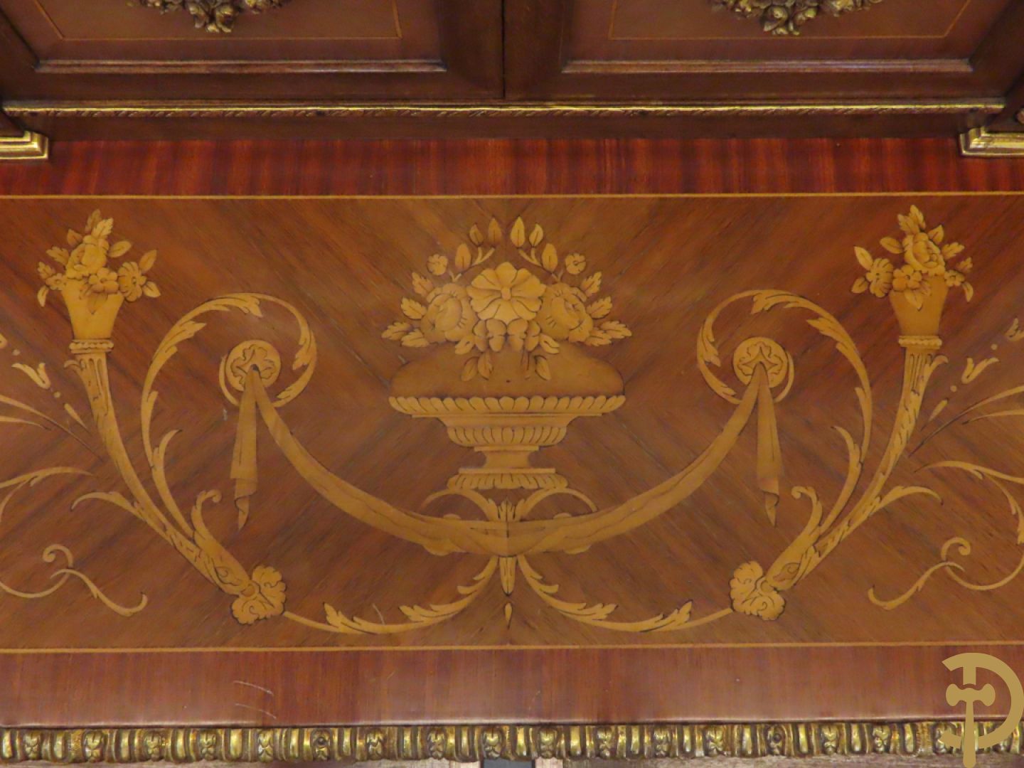 Notelaren tweedelig  kabinet met 2 lades en 2 deuren op hoge poten, gemarketteerd en bezet met bronsbeslag