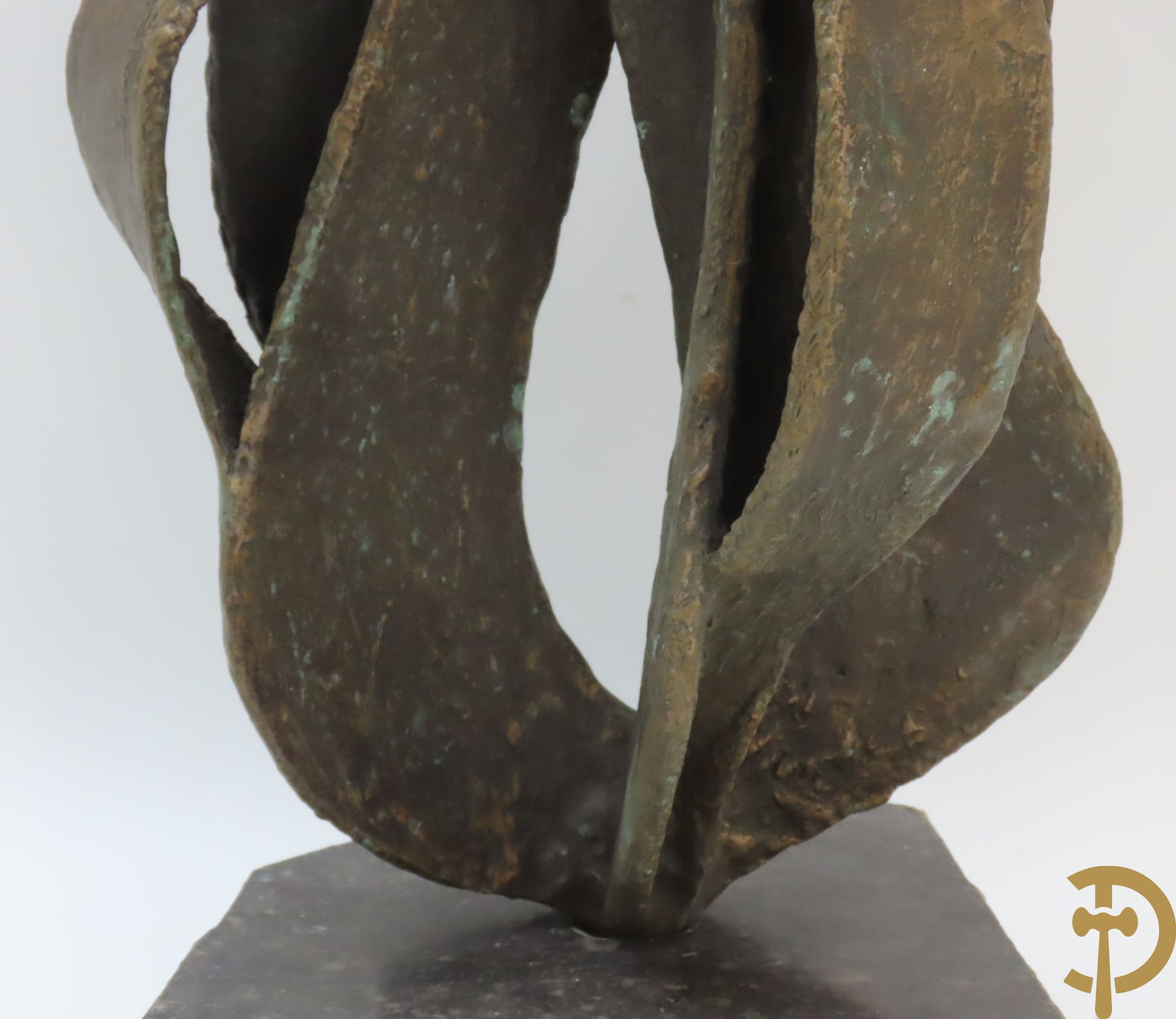 Lampens Marc (van) LM gemonogrammeerd - Bronzen gepatineerde bloem