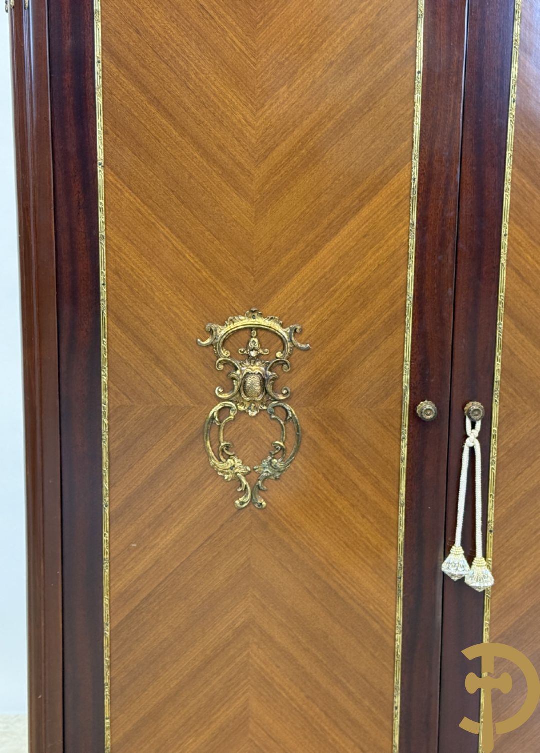 Notelaren tweedeurskast met bronsbeslag