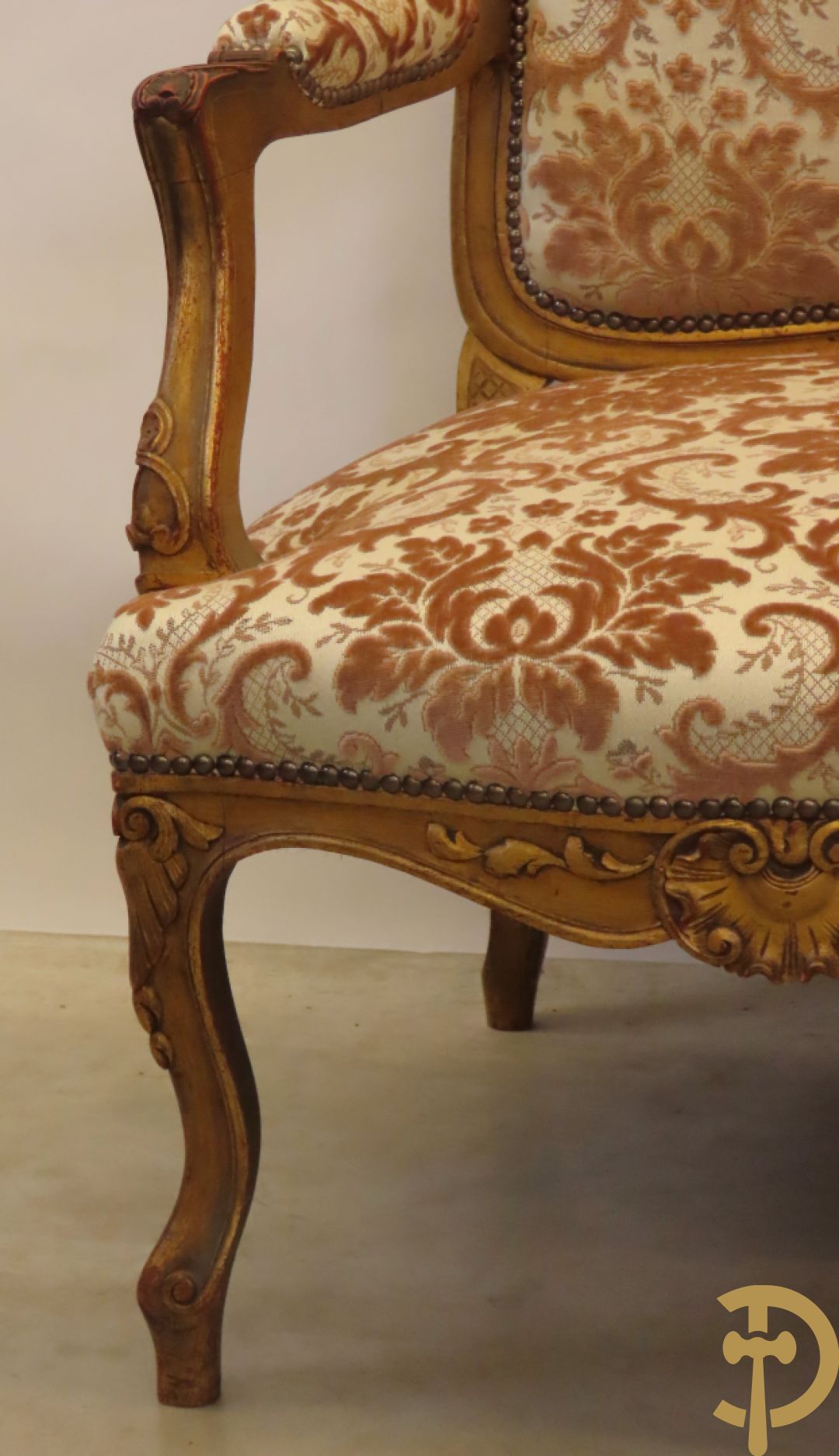 Vijfdelig verguld Louis XV salonensemble bestaande uit canapé en 4 fauteuils - met mooie accanthusranken en bloemensculptuur