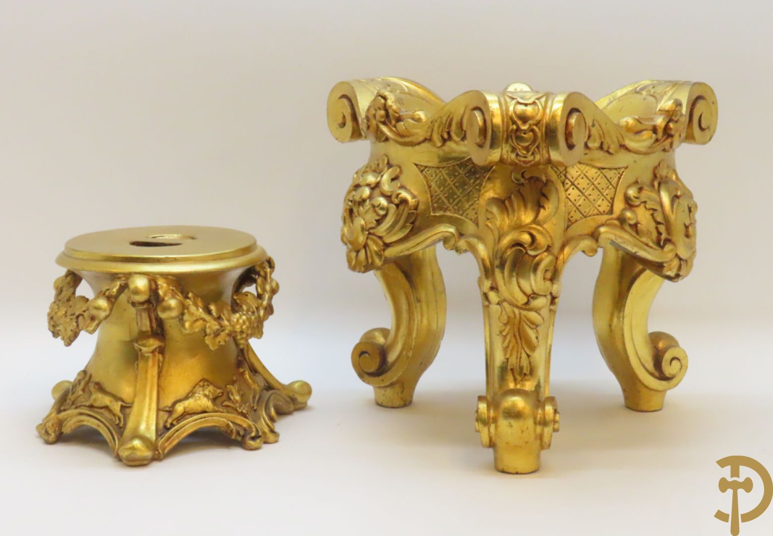 Twee vergulde sokkels met accanthusranken