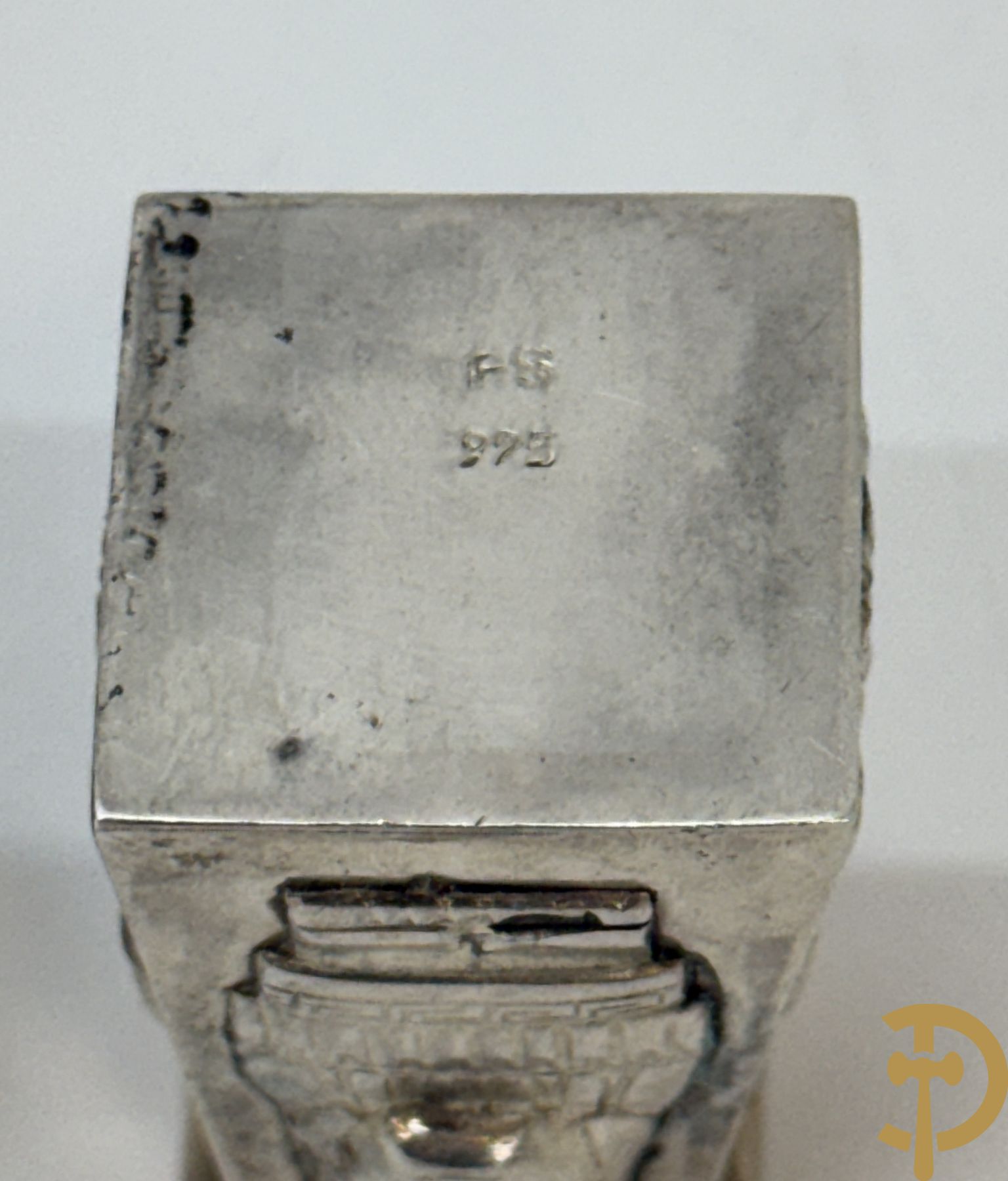 Massief zilveren schelp met lepeltje + 2 openklapbare   sucriers + peper- en zoutstel + mosterdpotje met zilveren omhulsel