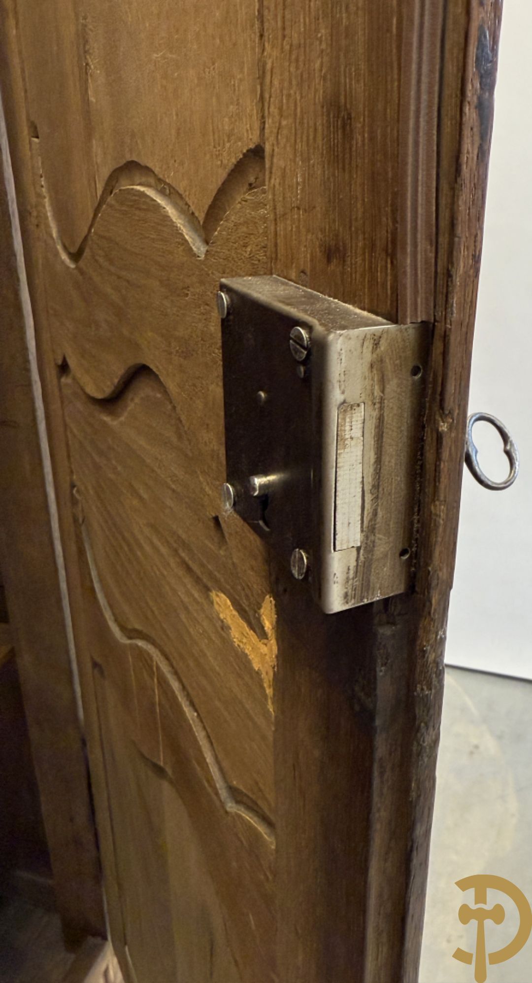 Massief eiken tweedeurskast met afgestoken panelen en gecanneleerde afgeronde hoeken