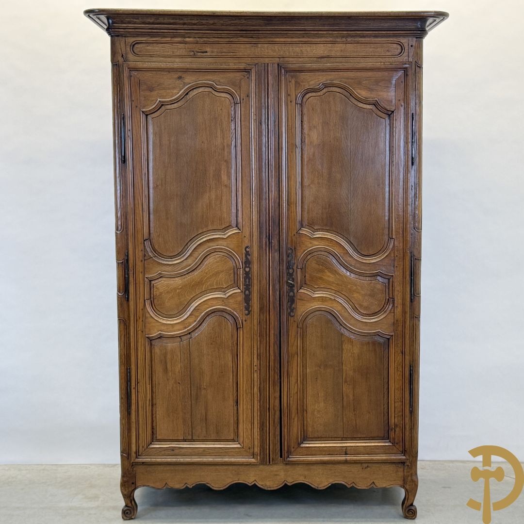 Massief eiken tweedeurskast met afgestoken panelen en gezwaaide moluren