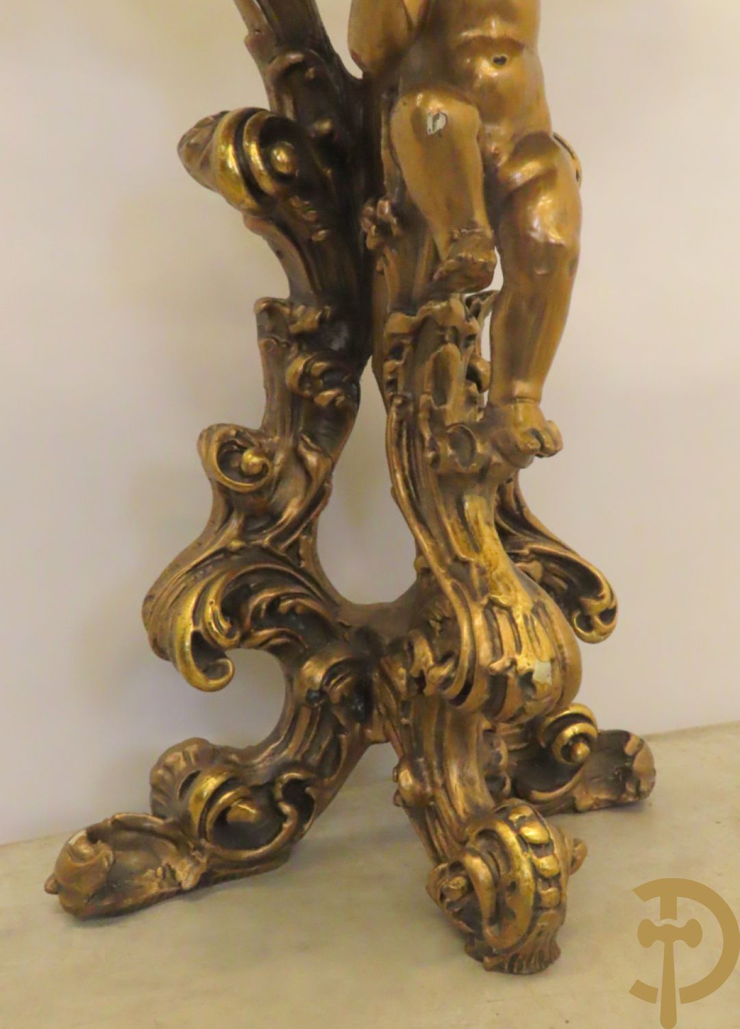 Twee vergulde consooltjes met cupido