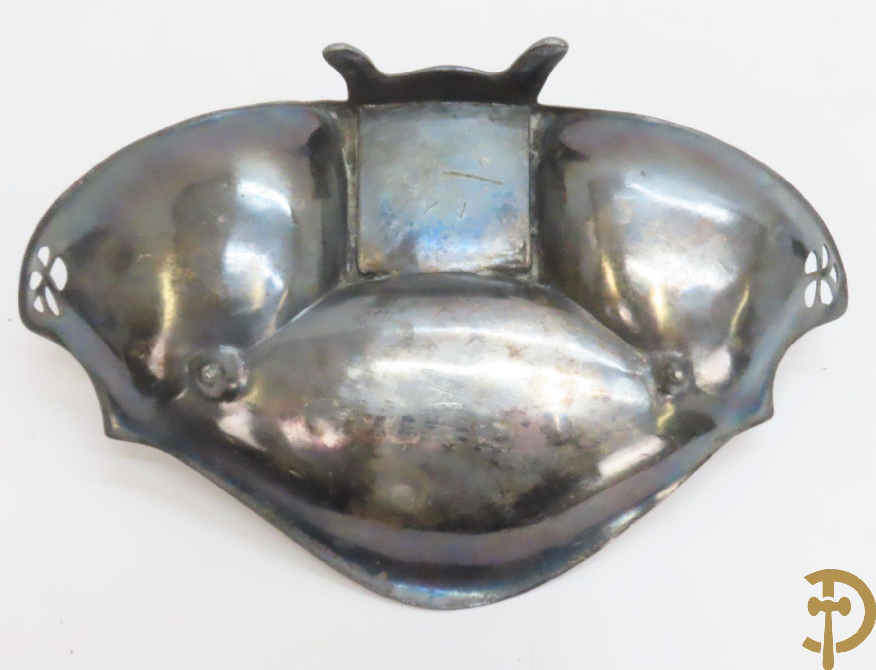 Verzilverde vaas met vogeldecor, Kayser gemerkt + 3 tinnen Art Deco vaasjes w.o. 1 gemerkt Hering + tinnen Art Deco inktstel