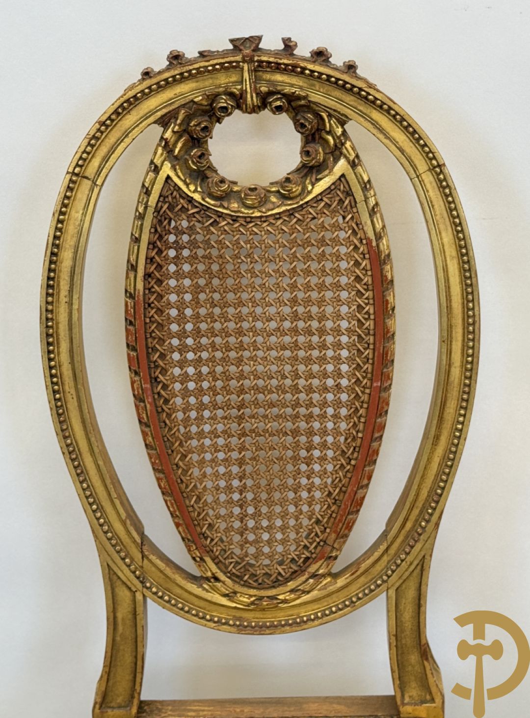 Ovale vergulde salontafel met Louis XVI motieven op gecanneleerde poten - met marmeren blad + 2 vergulde Louis XVI stoelen