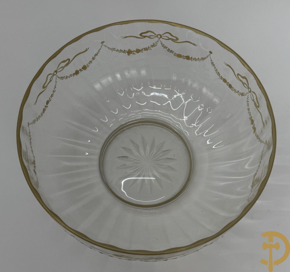 Kristallen flacon met verzilverd omhulsel en geanimeerd tafereel + kristallen coupe met verzilverde rand + kristallen coupe met vergulde louis XVI strikken en guirlandes