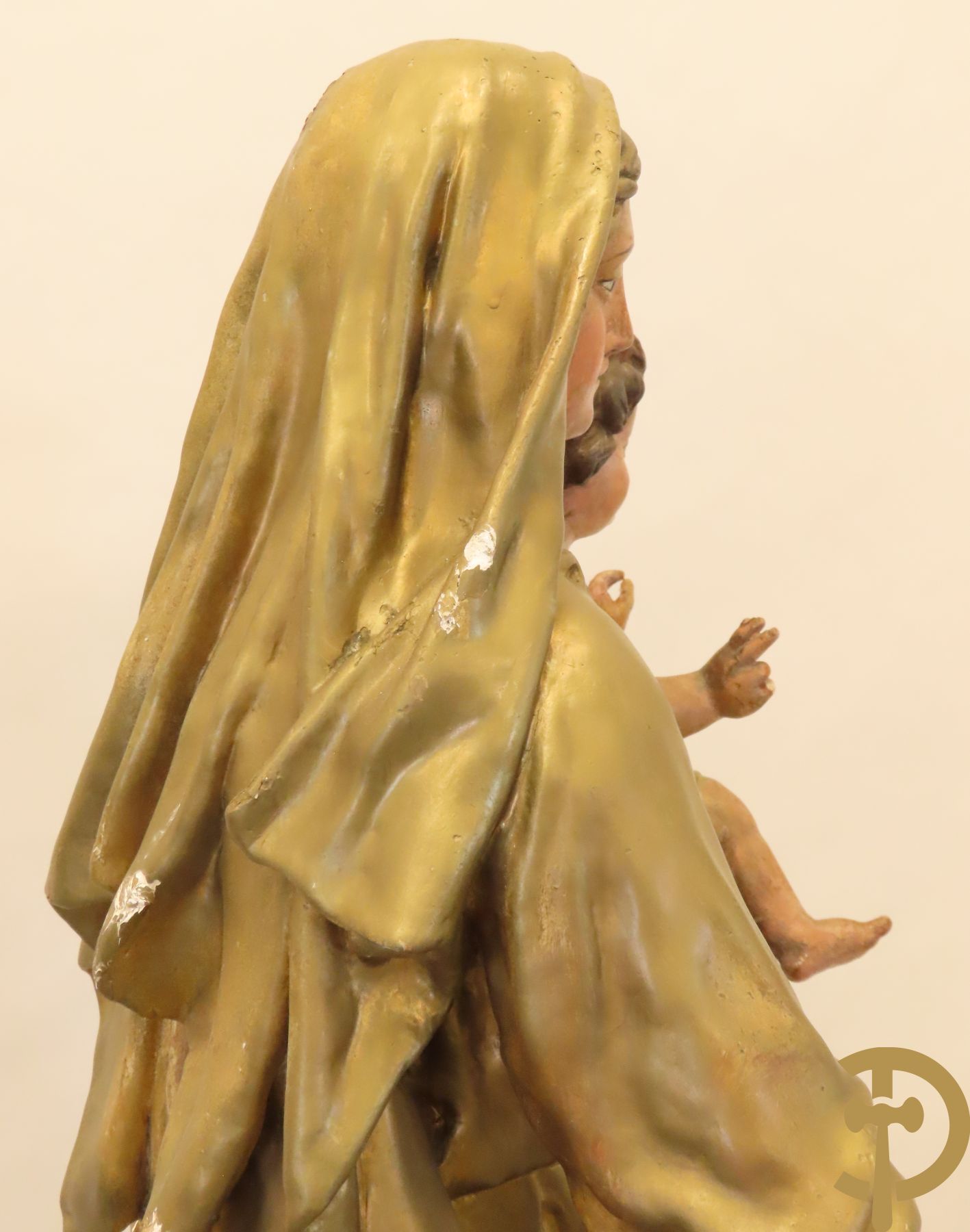 Grote vergulde Madonna met kind in papier maché  op houten sokkel met afgeschuinde hoeken