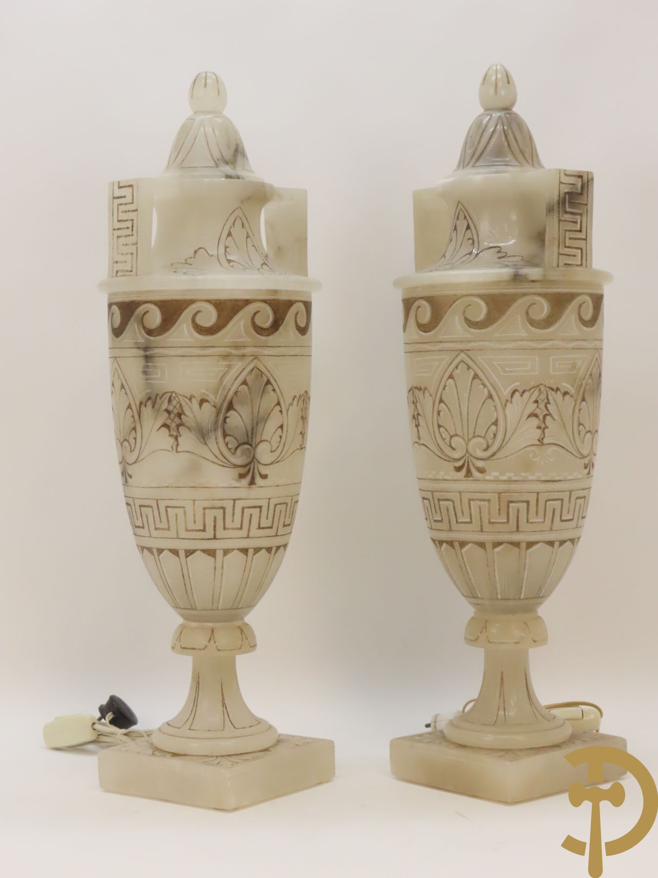 Paar handgesculpteerde onix marmeren Italiaanse potiches met accanthusraken en meanderend decor