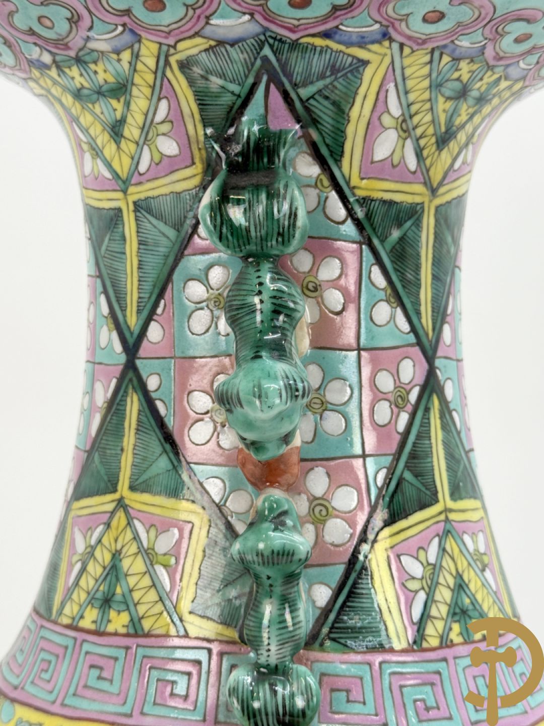 Chinese porseleinen vaas met ruitvormen en geometrische patronen, bovenaan met fo honden bezet