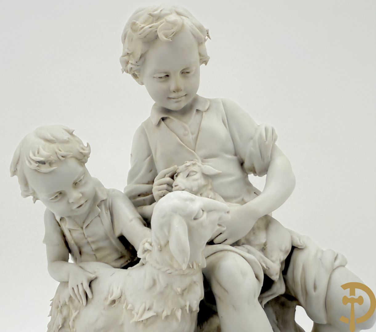 Paar gekleurde porseleinen sierbeeldjes op bronzen voet, Capo di Monte + 2 sierbeeldjes op bronzen voet