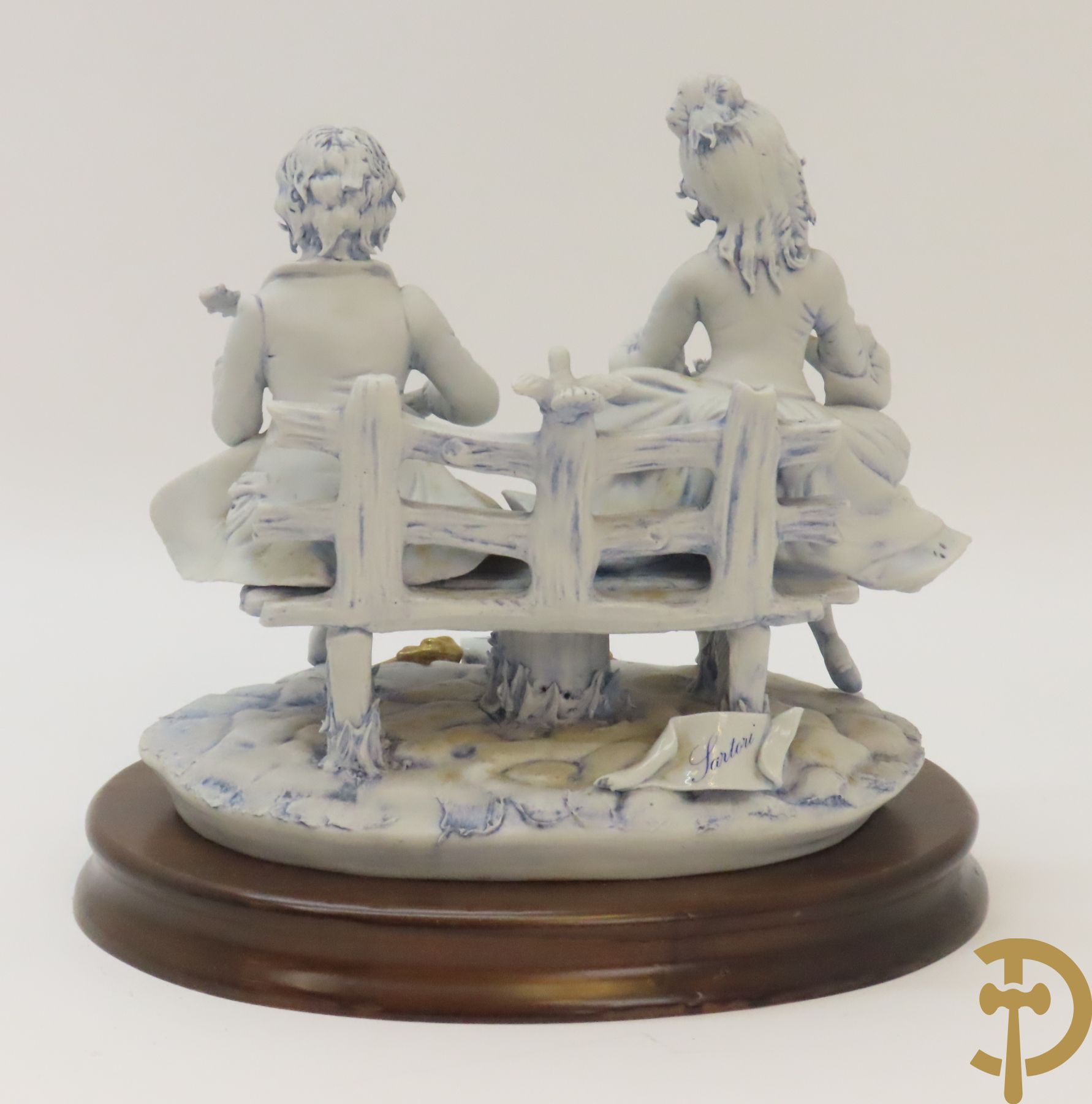 Drie beelden in Capo di Monte porselein : dame met lang haar, jongeman met vis en koppel op bank