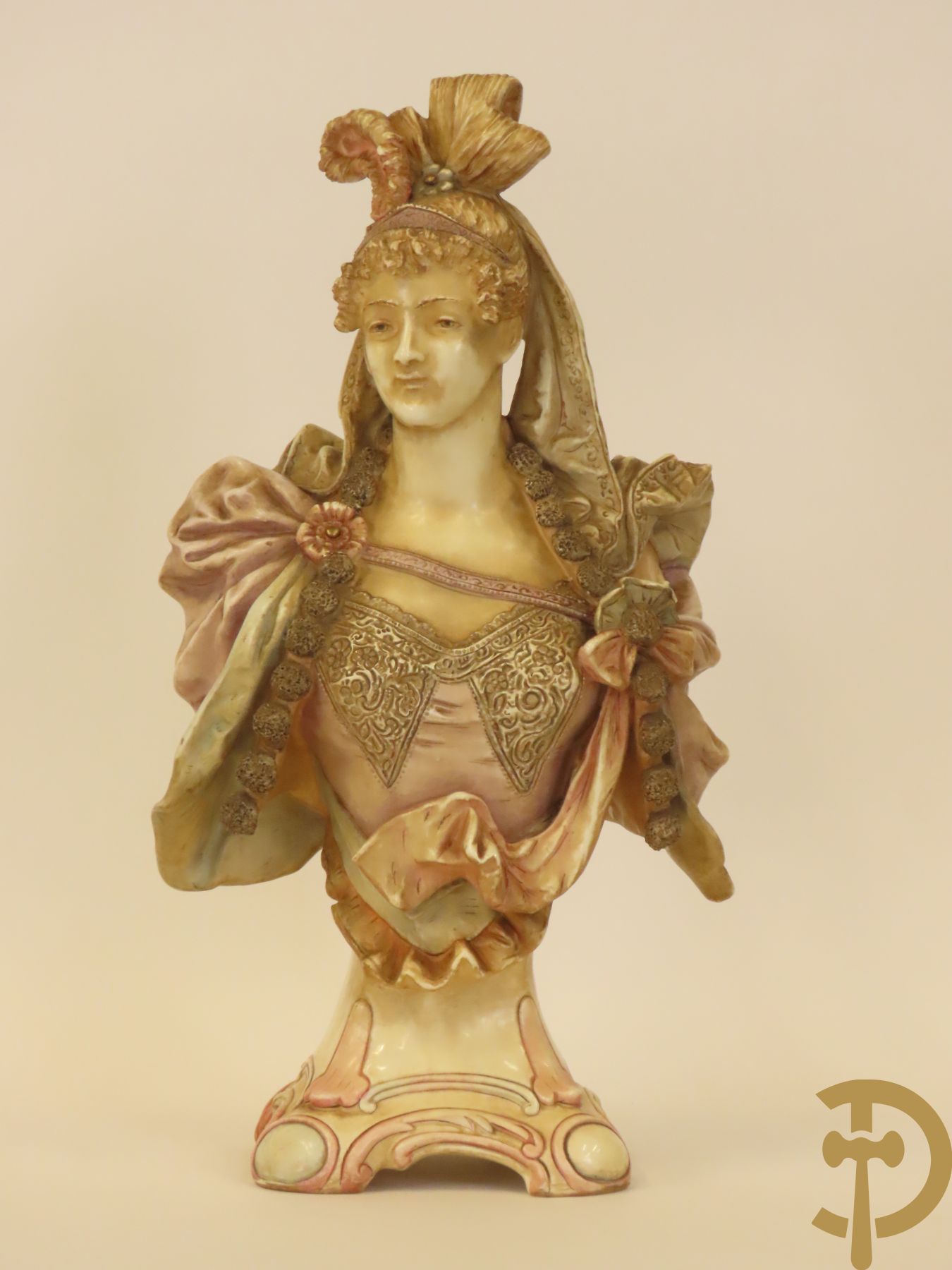 Meerkleurige porseleinen damesbuste + 14 biscuits