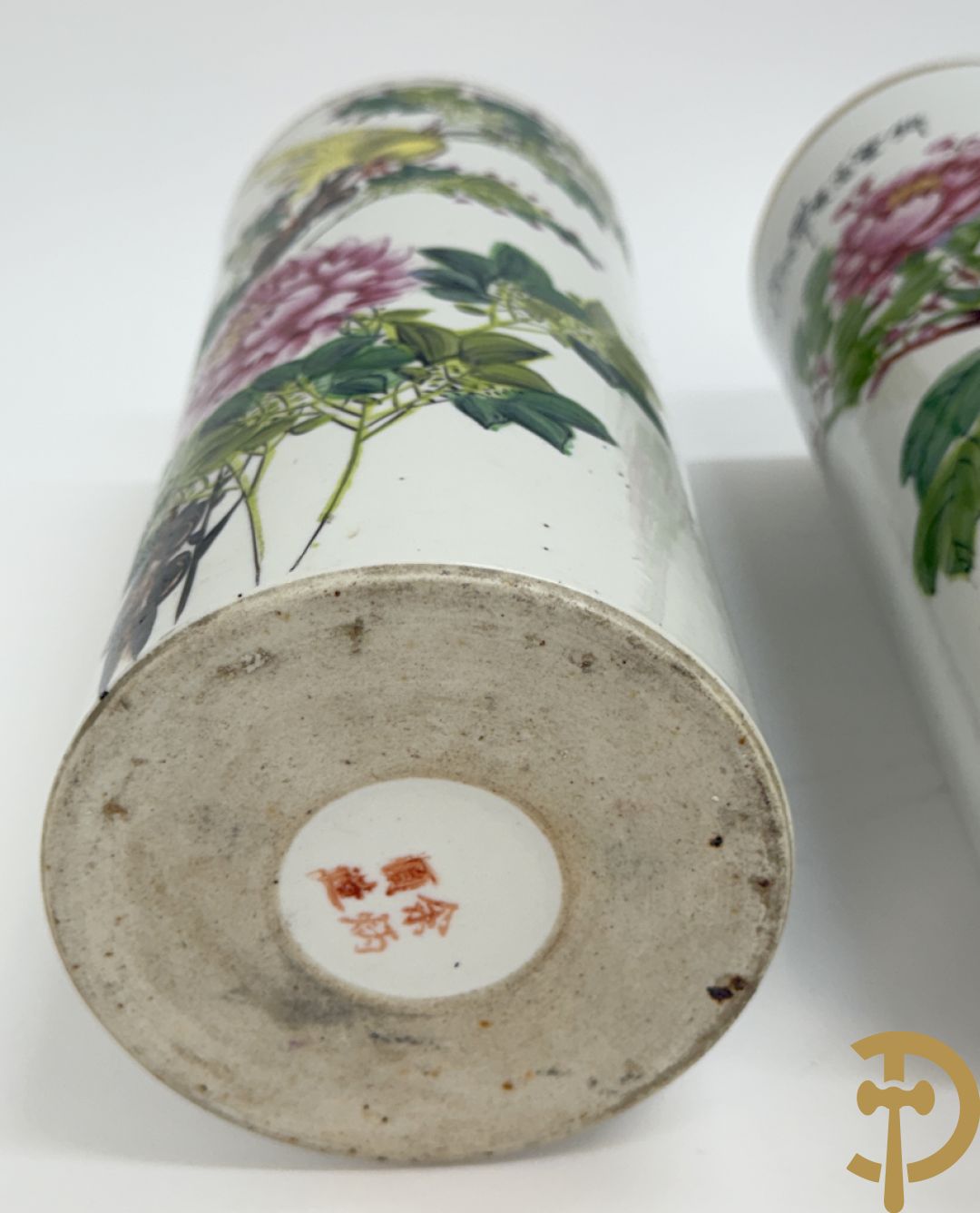 Twee rolvazen met bloemen- en vogeldecor + dekselpotiche met vogeldecor + Chinese vaas met decor van dames en kinderen