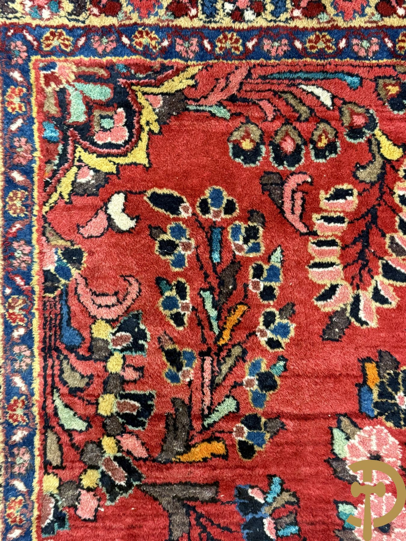 Oosters handgeknoopt tapijt met rode fond, bloemen en accanthusranken